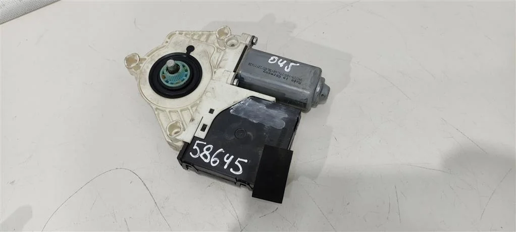 Моторчик стеклоподъемника передний левый 1K095979