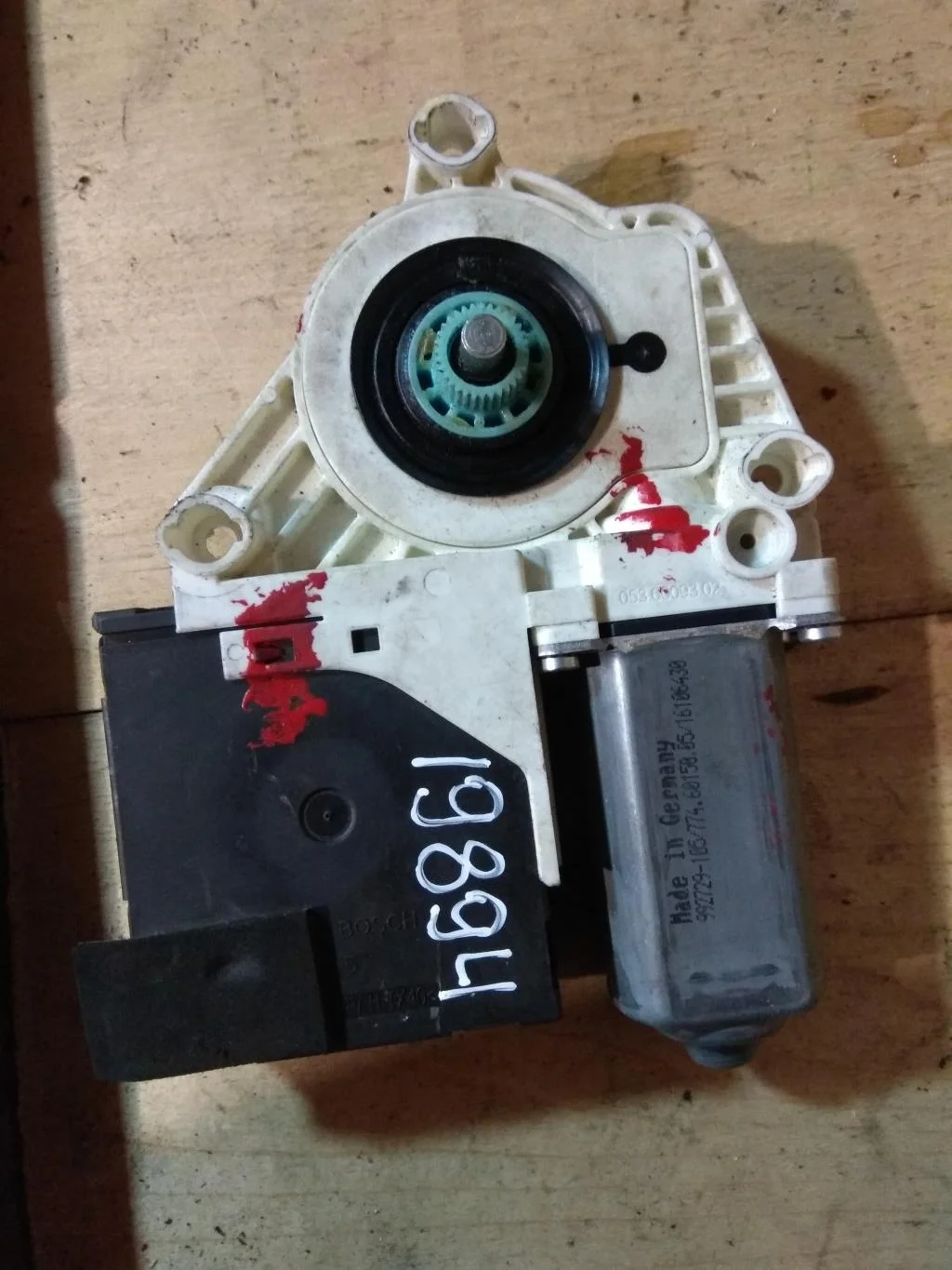 Моторчик стеклоподъемника передний левый 1K095970