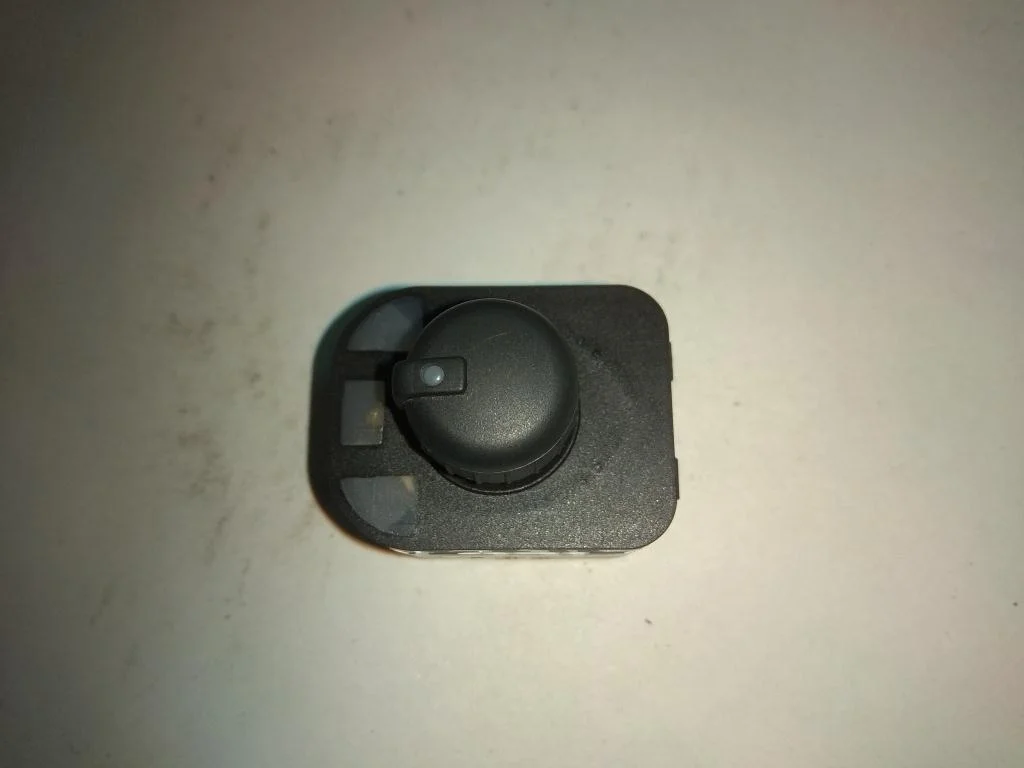 Джойстик регулировки зеркал 8E0959565  2.0 Турбо
