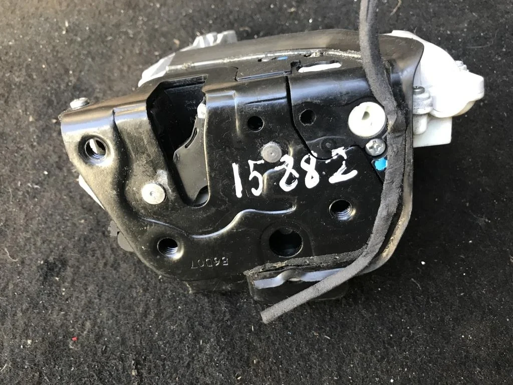 Замок двери передней правой 8E1837016AB  2.0 Турб