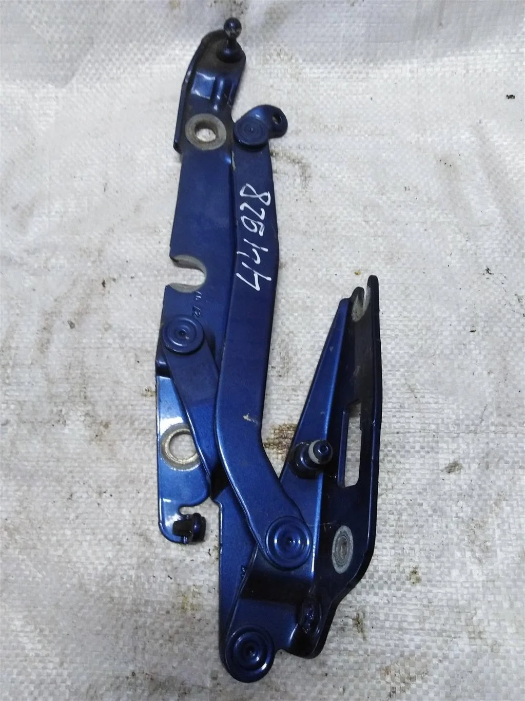 Петля крышки багажника левая 8E5827301G  2.0 Турб