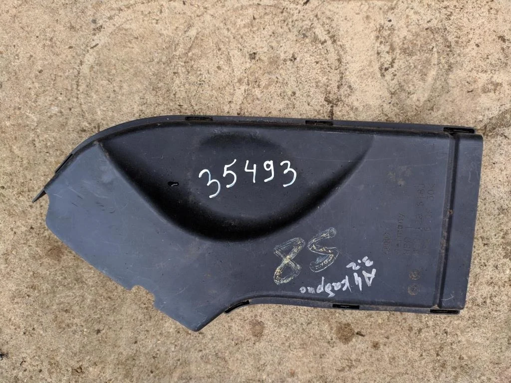 Воздуховод 8E0129618J  3.2 FSI Audi