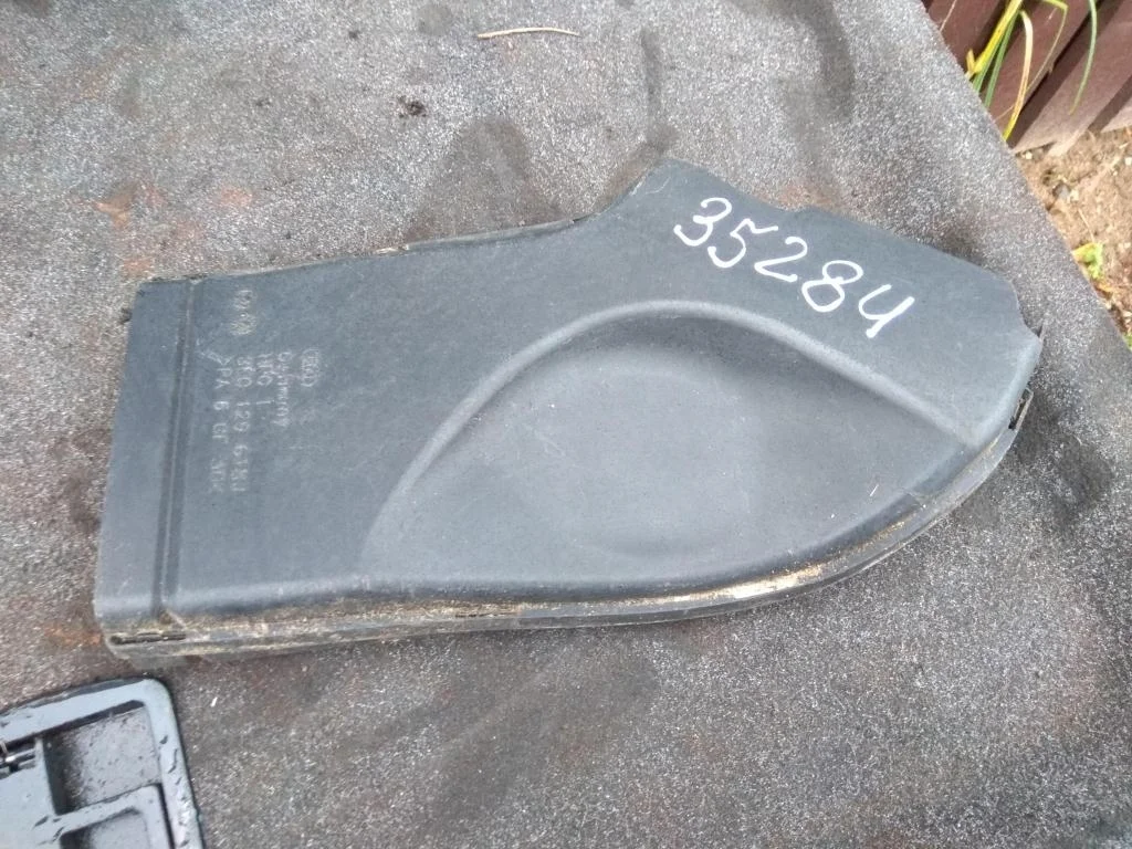 Воздуховод 8E0129618J  3.2 FSI Audi