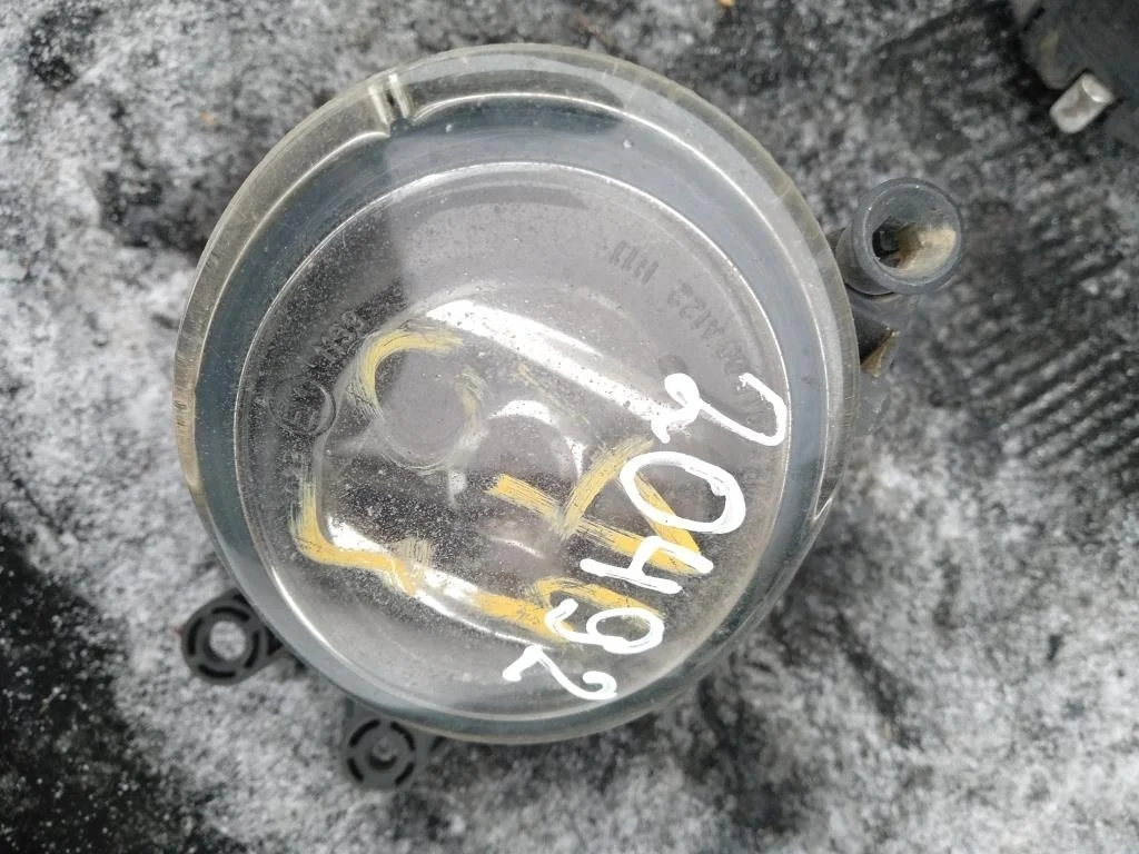 Фара противотуманная правая 8E0941700B  2.0 Турбо