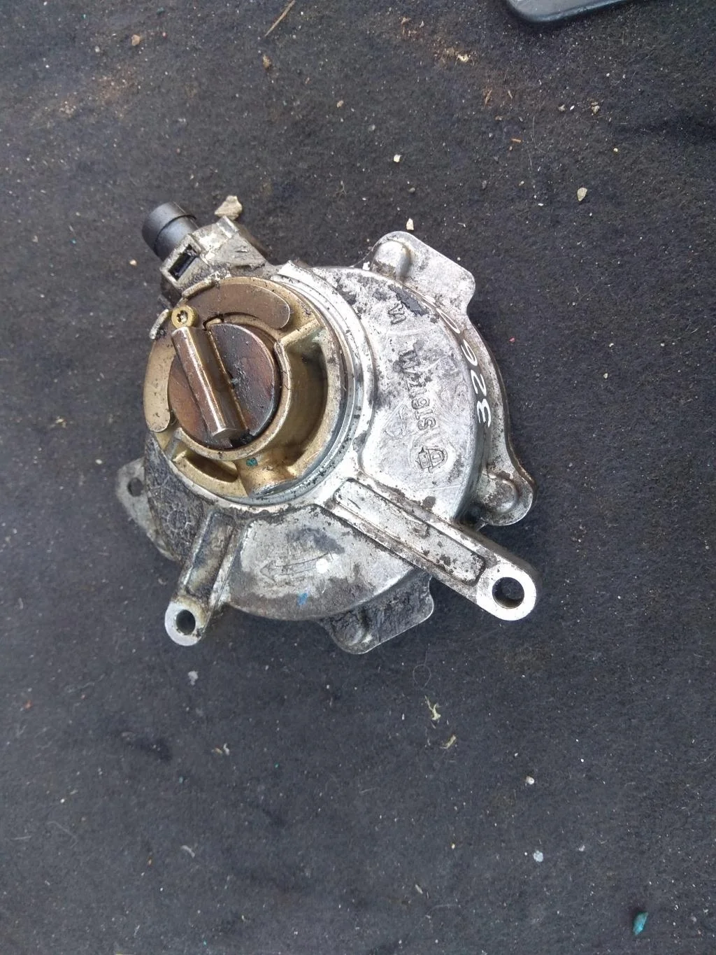 Насос вакуумный 06D145100E  2.0 Турбо бензин Audi