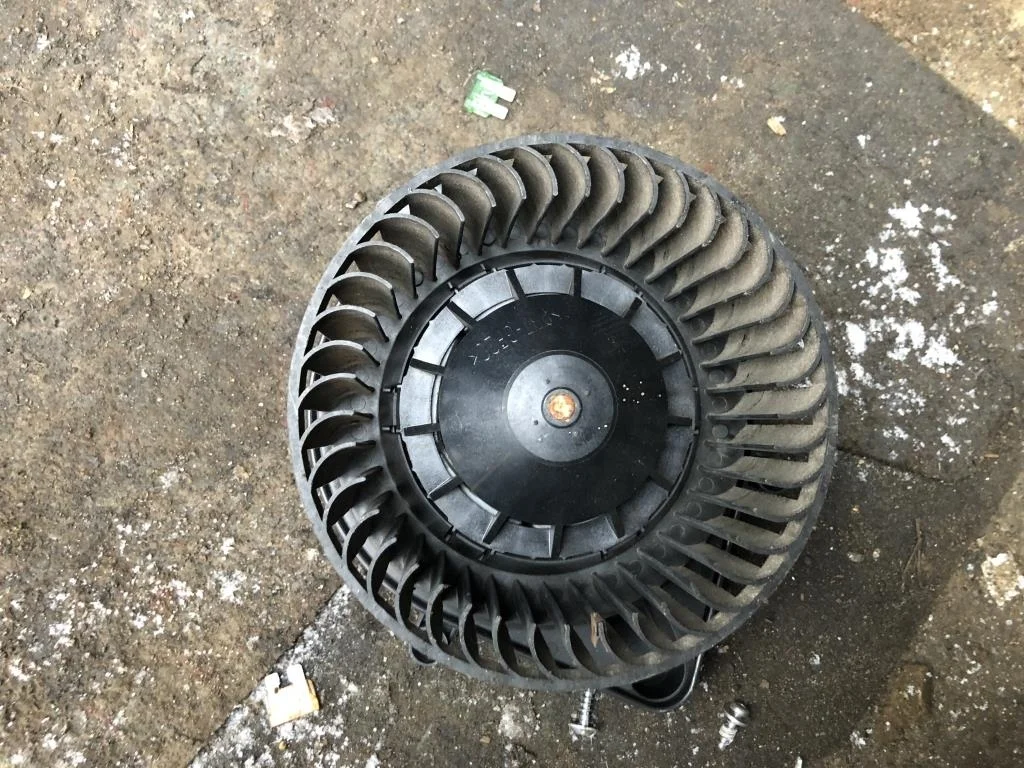 Моторчик печки 8E1820021E  2.0 Турбо бензин Audi