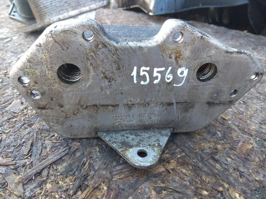Радиатор масляный 06E117021G   3.2 FSI Audi