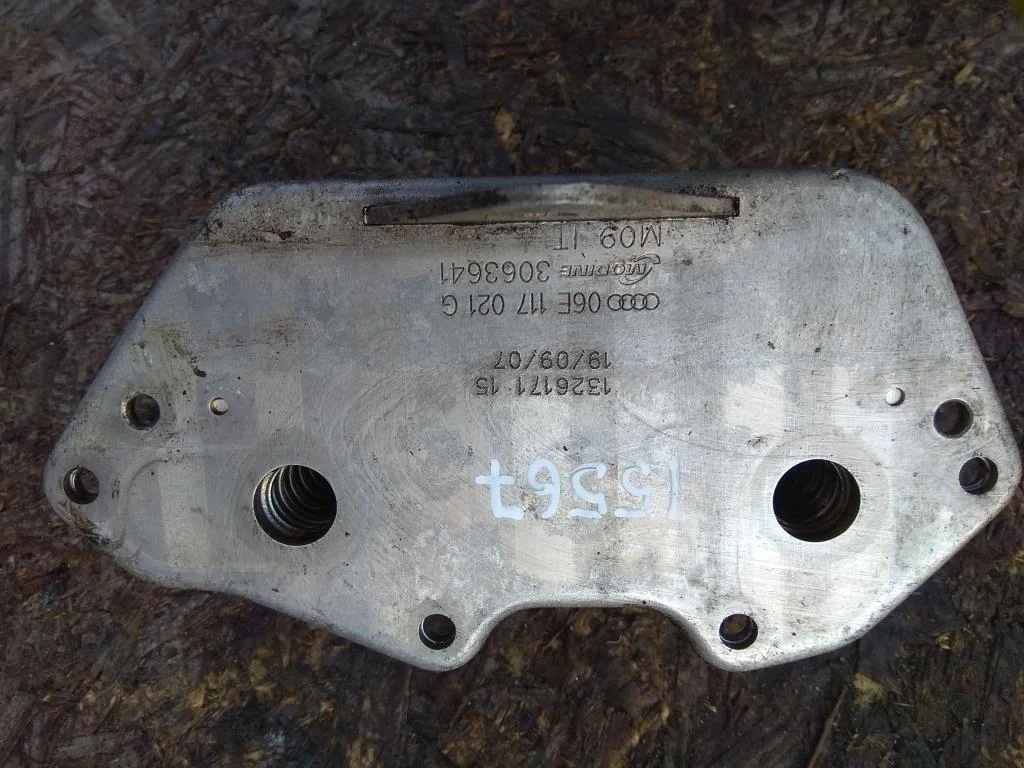 Радиатор масляный 06E117021G  3.2 FSI Audi
