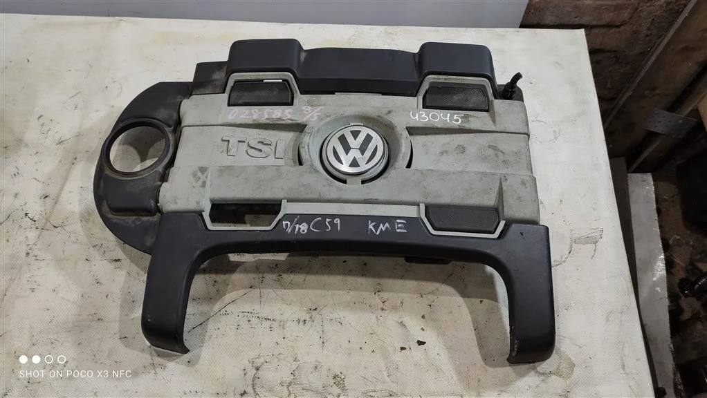 Декоративная крышка двигателя 03C103925BB  1.4 Бе