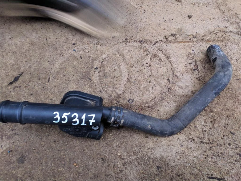 Фланец (тройник) системы охлаждения 038121132G  1