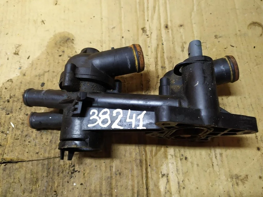 Корпус термостата 03C121111P  1.4 TSI Volkswagen