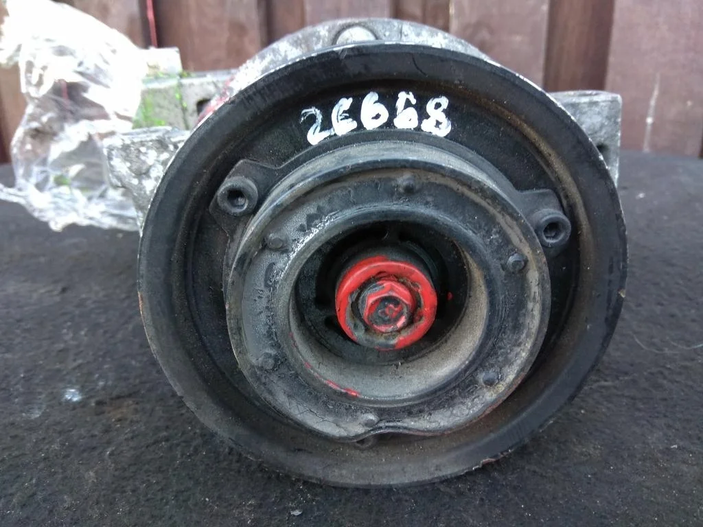 Компрессор кондиционера 1K0820803N  2.0 FSI Volks