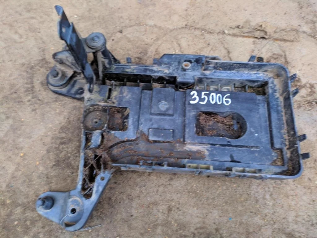 Полка аккумулятора 1K0915333D  1.9 TDI Volkswagen
