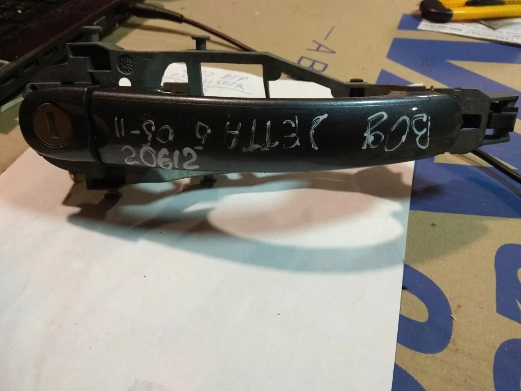 Ручка наружная передняя левая 1K5837205  2.0 TDI