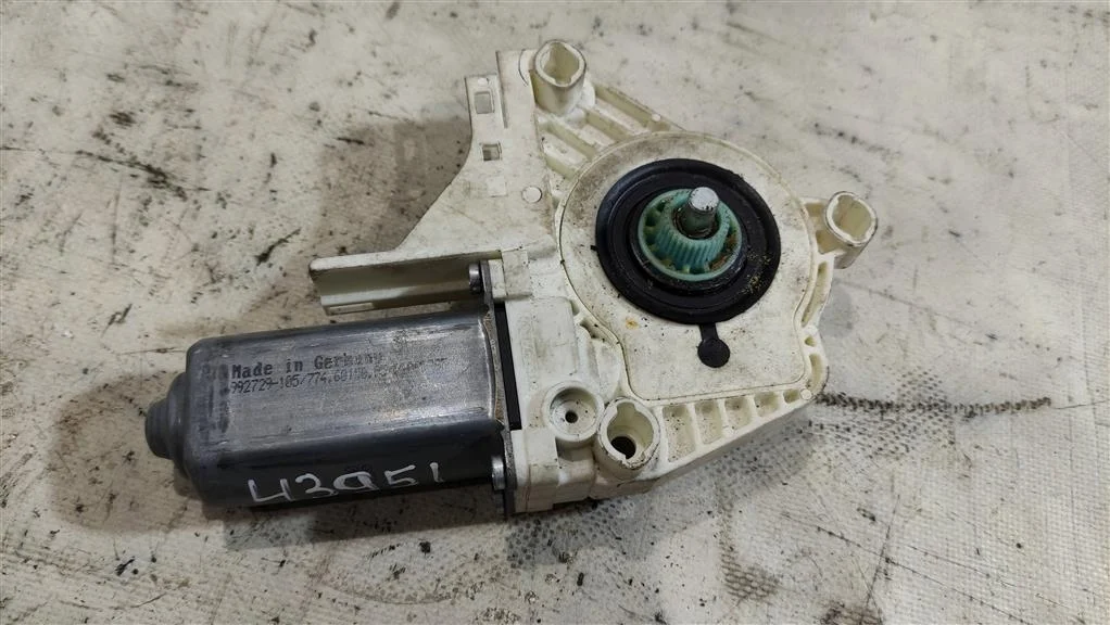 Моторчик стеклоподъемника передний левый 1K095970