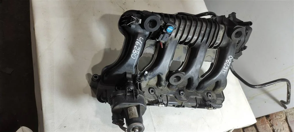 Коллектор впускной A2710903037  1.8 Турбо бензин