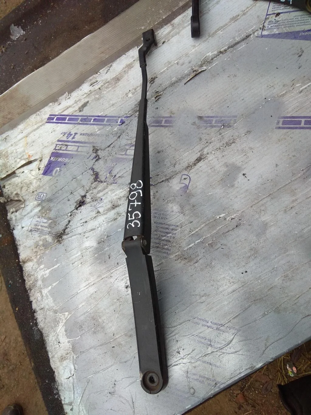 Поводок стеклоочистителя передний левый 3C8955409