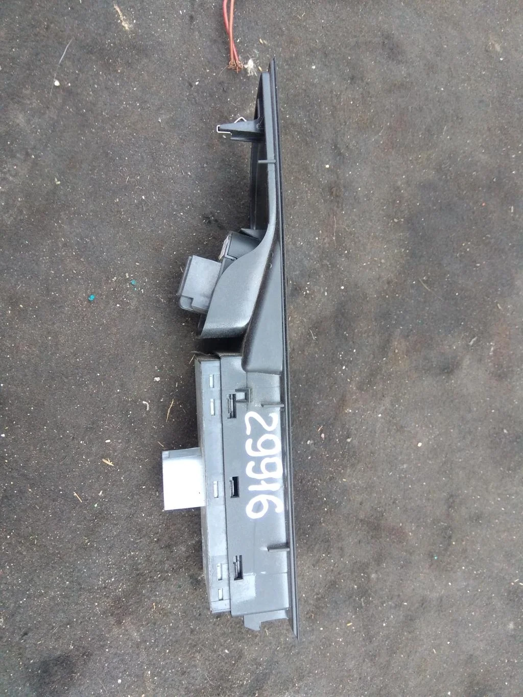 Кнопка стеклоподъемника переднего левого 1K495985