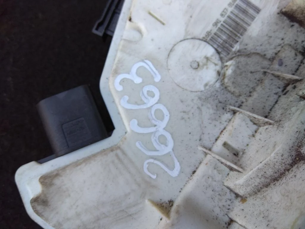 Замок двери передней правой 5N1837016D  2.0 Турбо