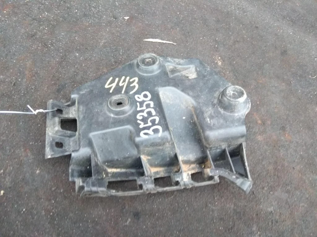 Направляющая заднего бампера левая 8P4807393  2.0