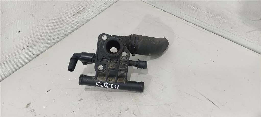 Фланец (тройник) системы охлаждения 06F121133G  2