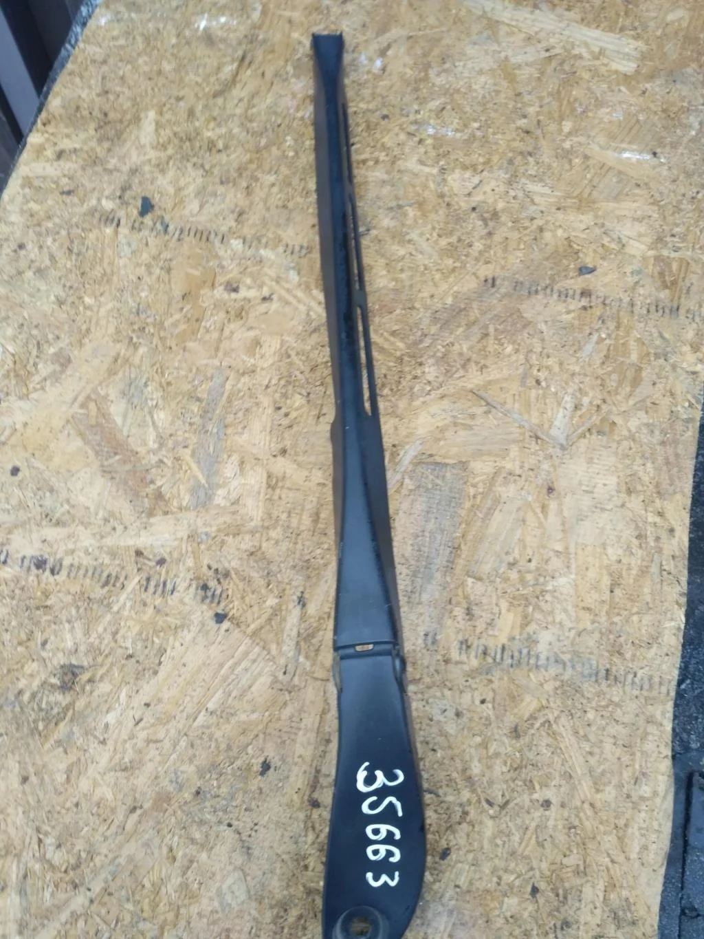 Поводок стеклоочистителя передний левый 4E1955407