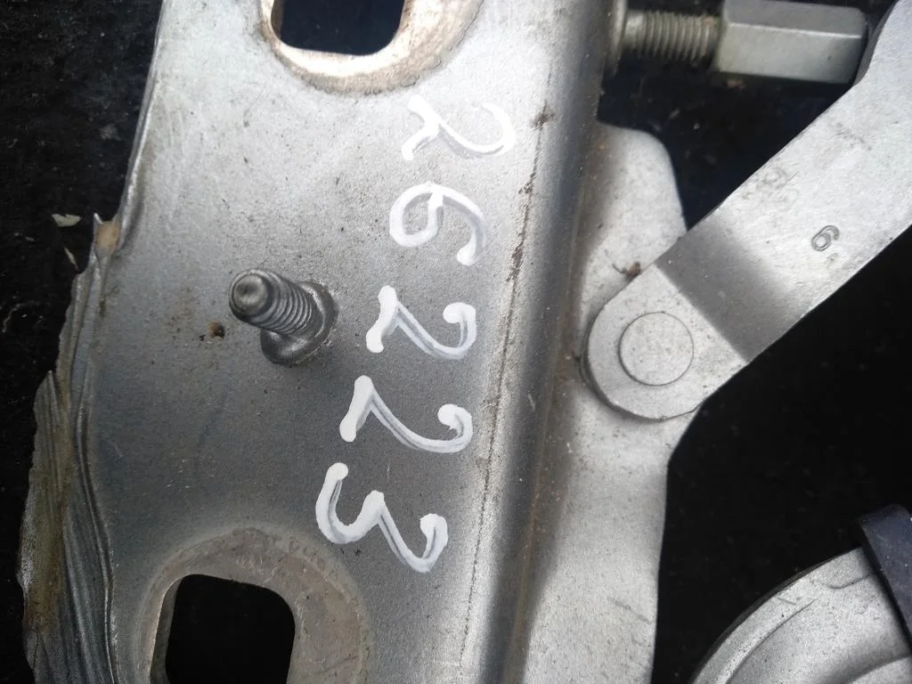 Петля капота левая 4E0823301F  4.2 Бензин Audi