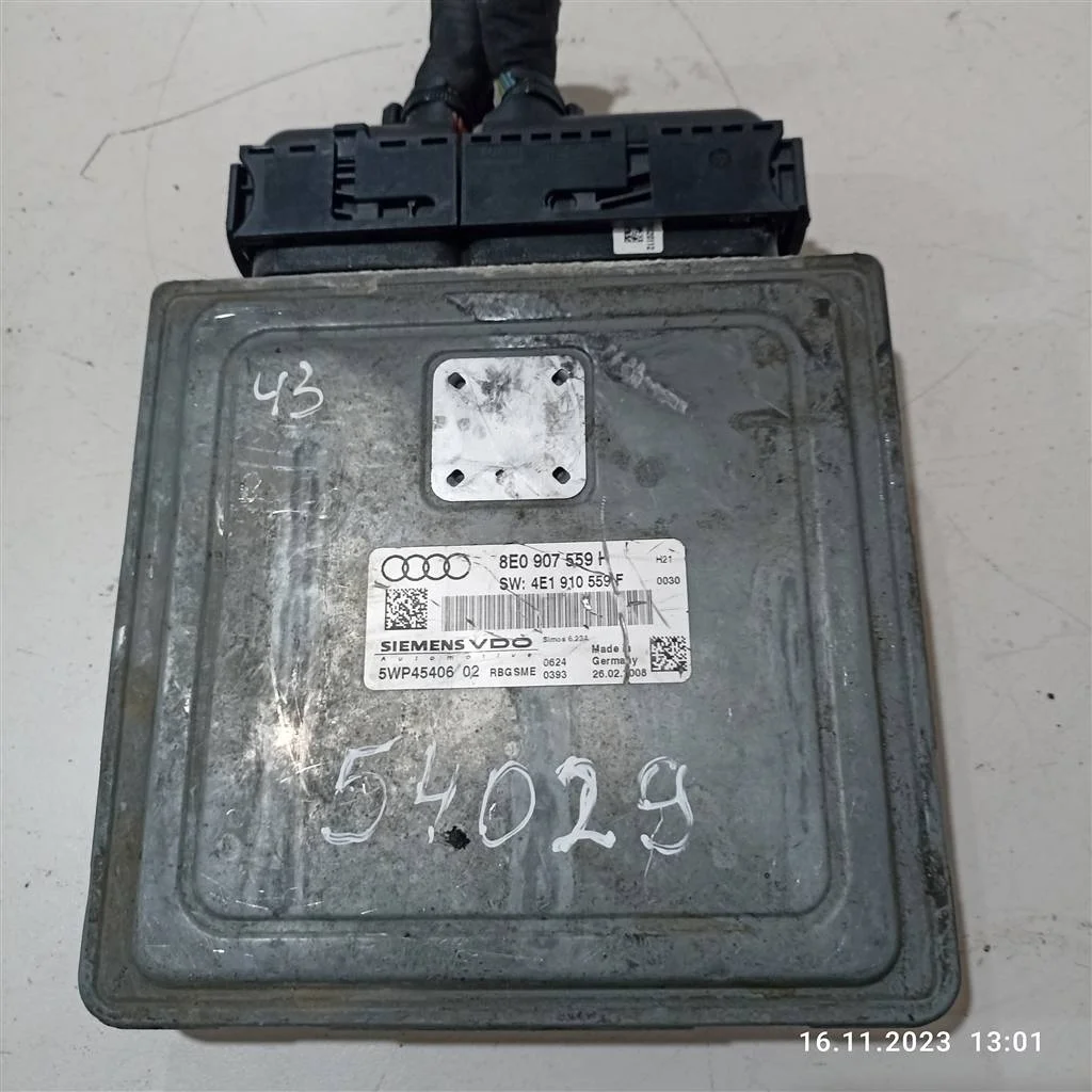 Блок управления двигателем 8E0907559H  3.2 Бензин