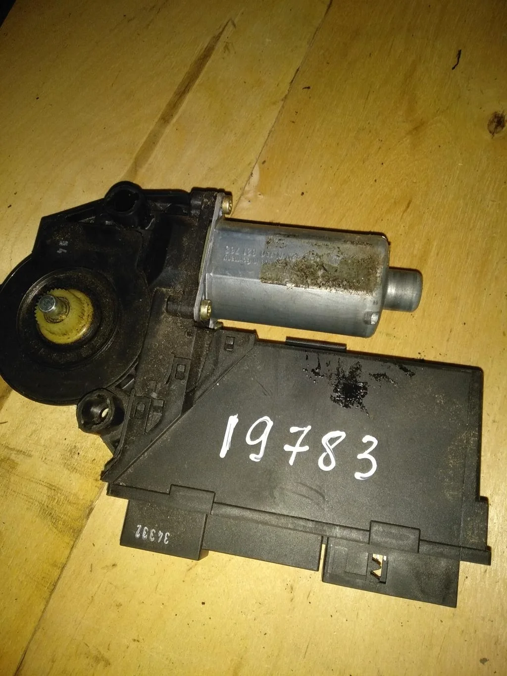 Моторчик стеклоподъемника передний правый 4E19598