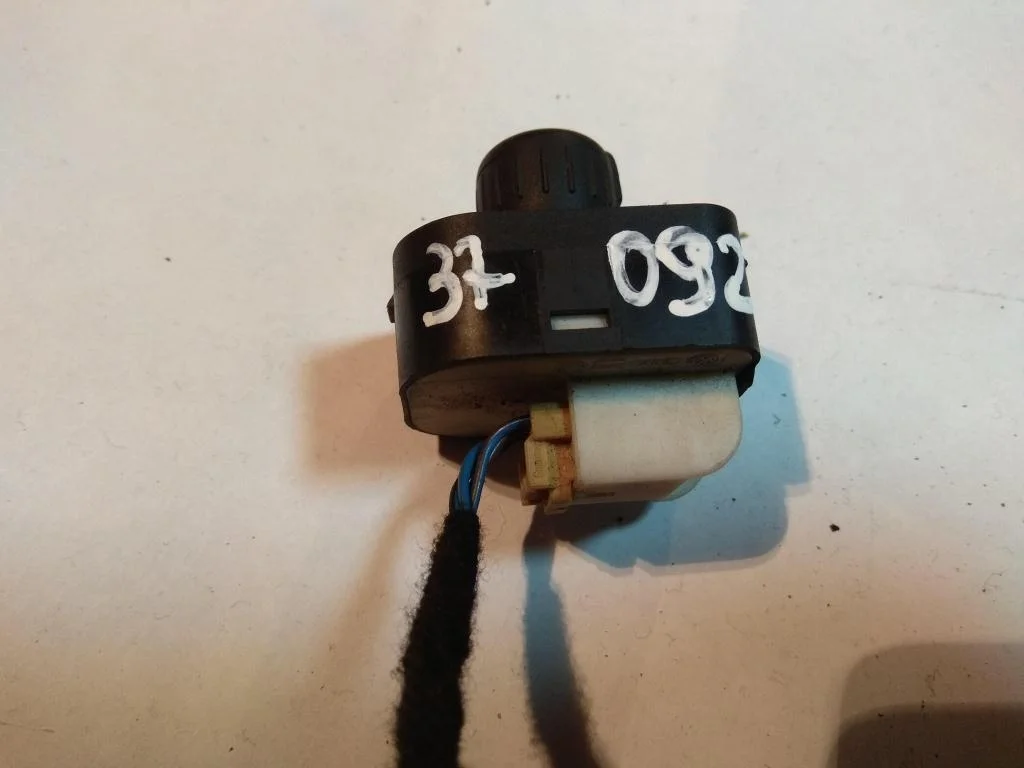 Джойстик регулировки зеркал 8E0959565A  4.2 Бензи