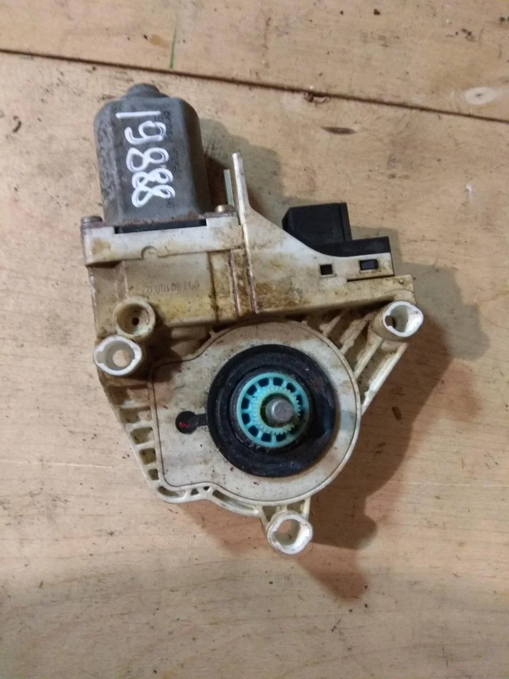 Моторчик стеклоподъемника задний левый 4F0959801A