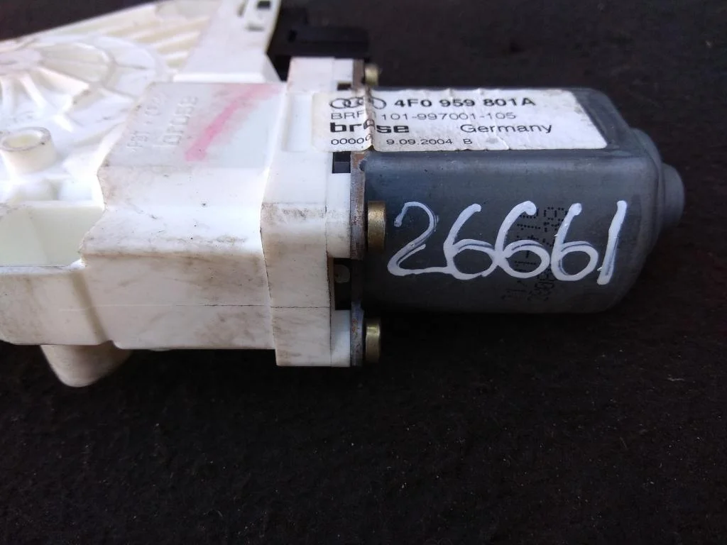 Моторчик стеклоподъемника задний левый 4F0959801A