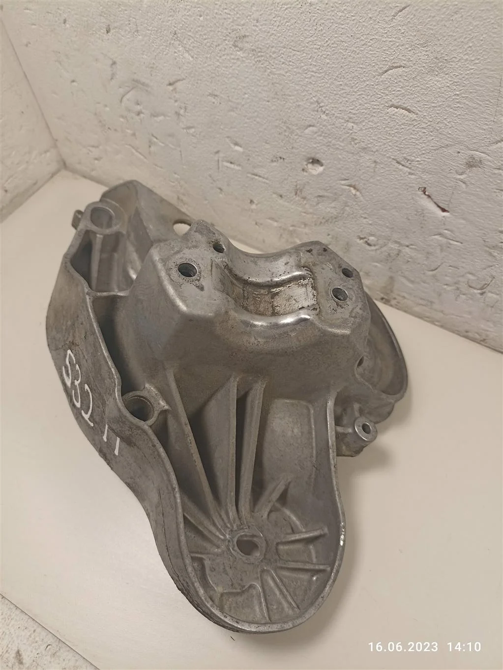 Кронштейн двигателя левый 4F0199351H    Audi