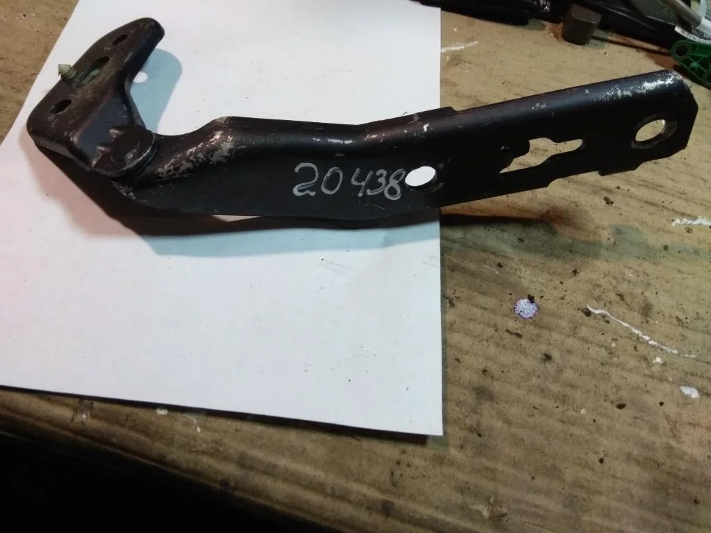 Петля капота левая 4F0823301  3.2 Бензин Audi