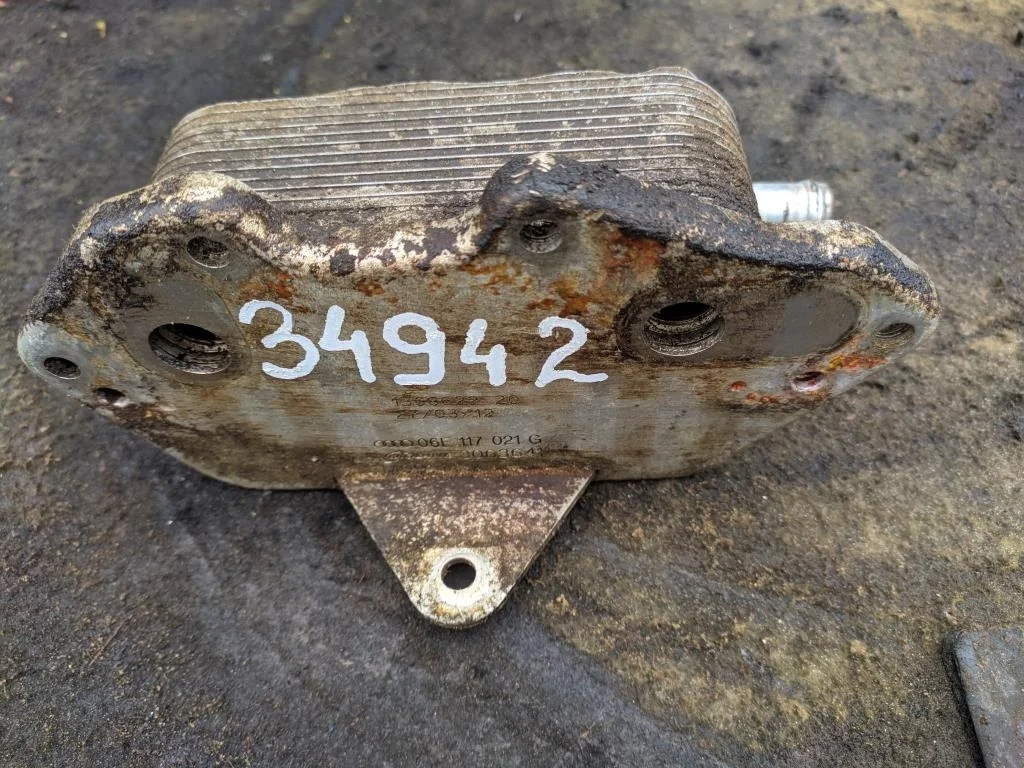 Радиатор масляный 06E117021G   2.4 FSI Audi