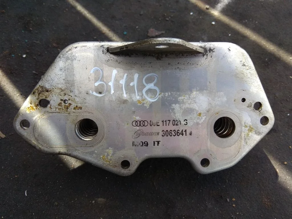 Радиатор масляный 06E117021G   2.4 FSI Audi