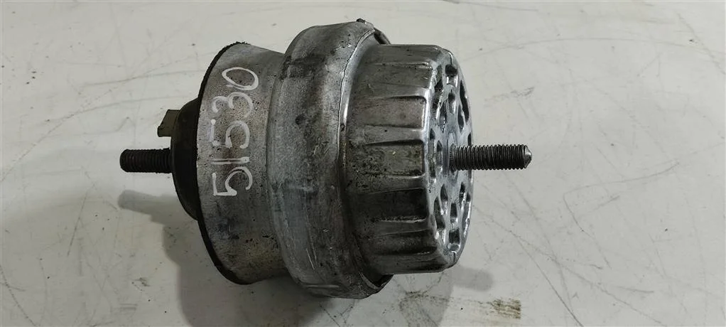 Подушка крепления двигателя 4F0199382  2.0 Бензин