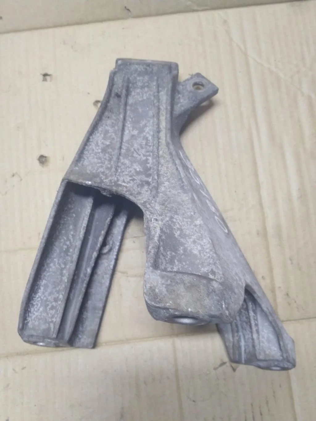 Кронштейн двигателя правый 4F0199308P  2.0 TDI Au