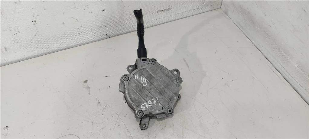 Насос вакуумный 06D145100F  2.0 Бензин Audi