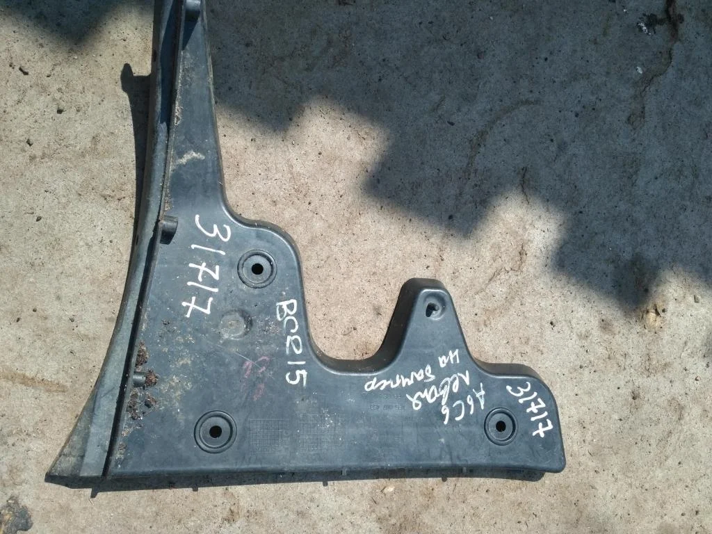 Направляющая заднего бампера левая 4F5807453  3.2