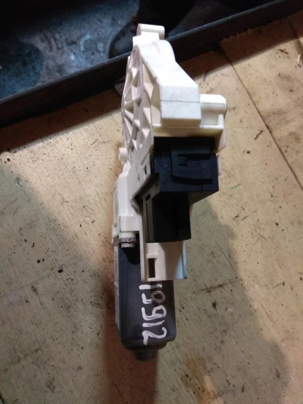 Моторчик стеклоподъемника передний левый 4F095980