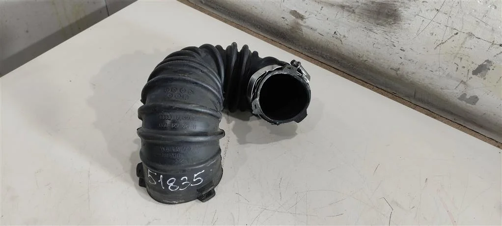 Патрубок воздушного фильтра 06D129627H  2.0 Бензи