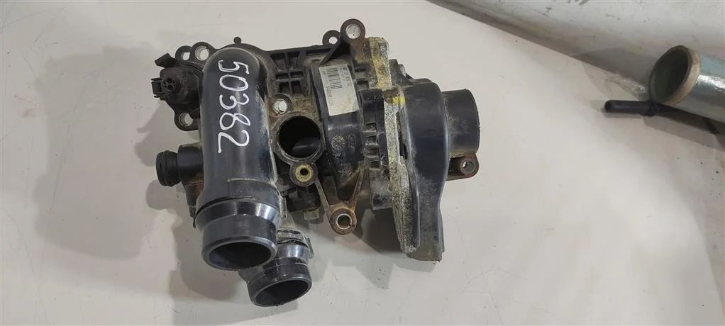 Корпус термостата 06H121026DD  2.0 TFSI Volkswagen