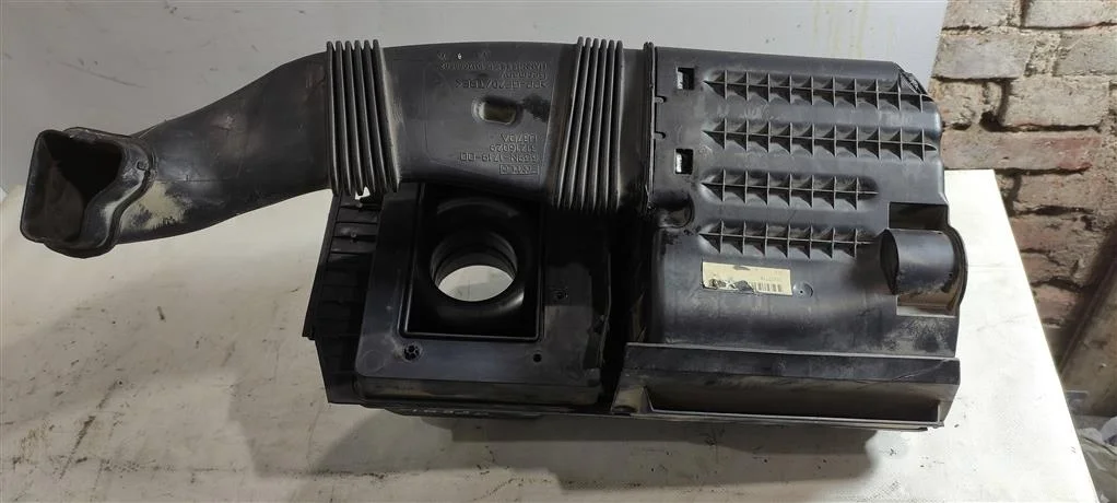 Корпус воздушного фильтра 30677718  2.5 Турбо бен