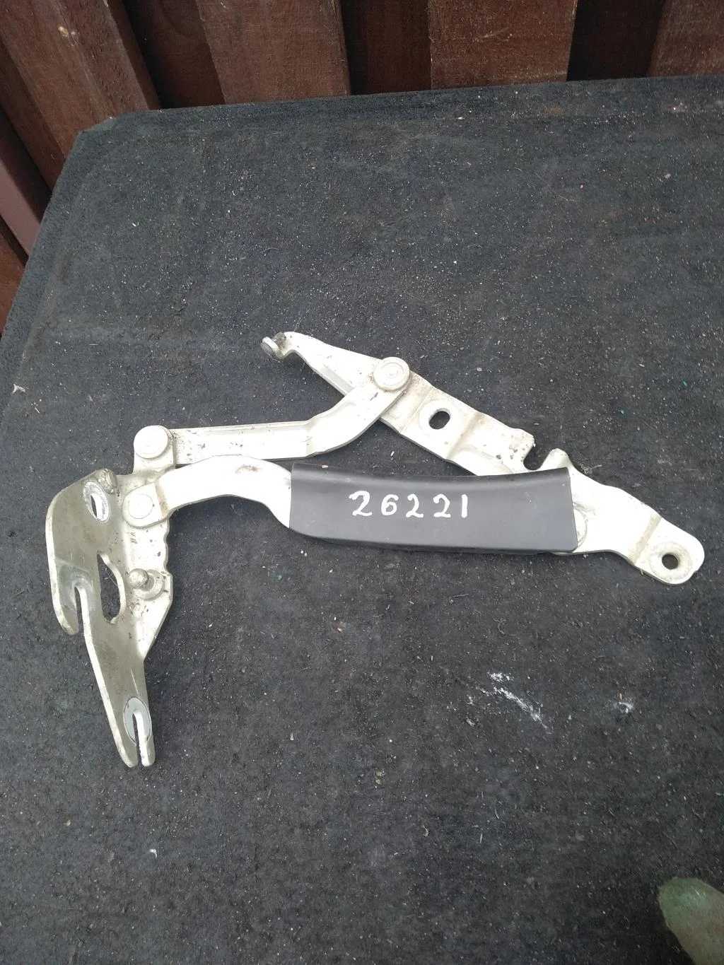 Петля крышки багажника левая 4B5827301F  2.8 Бенз