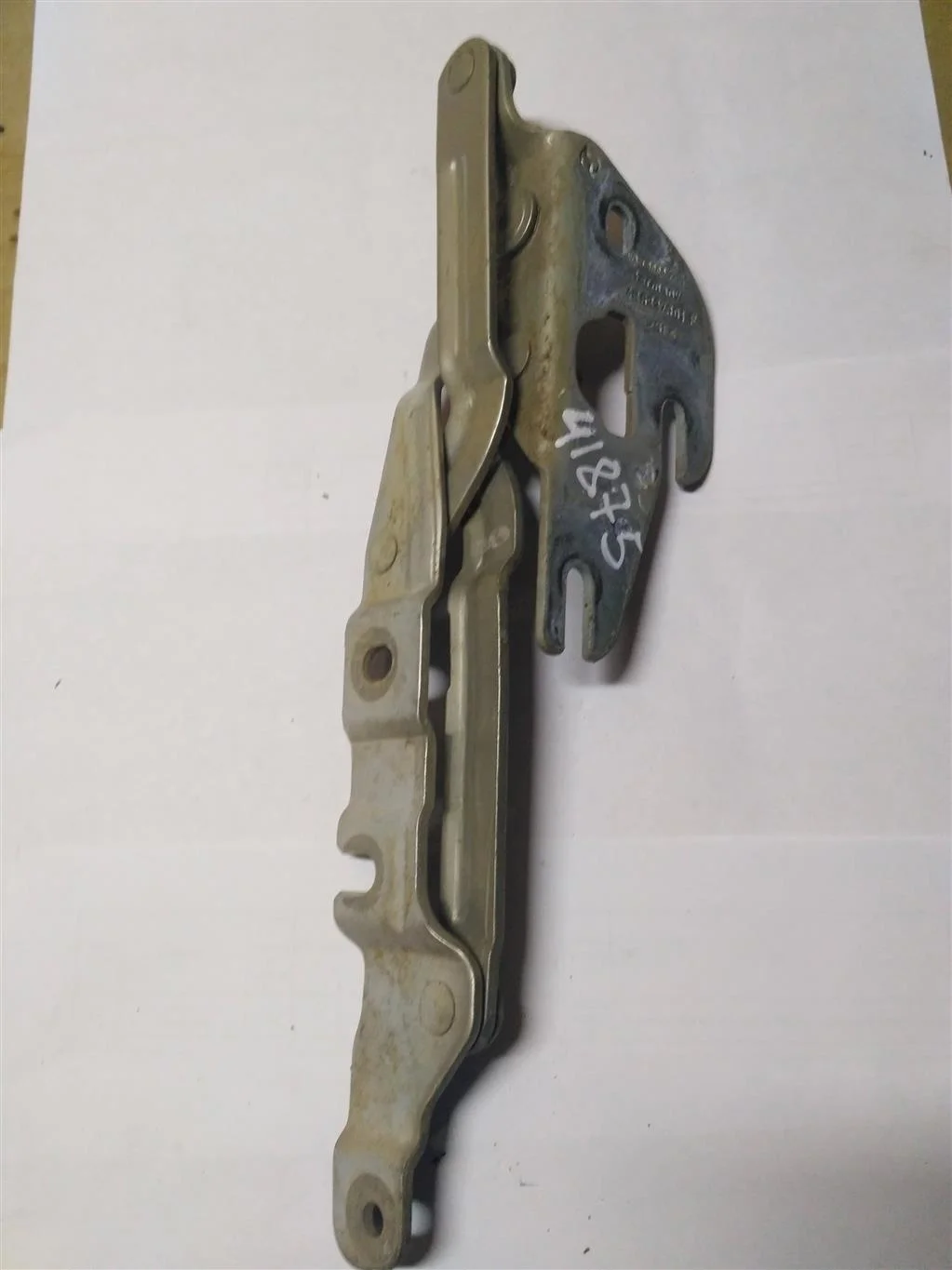 Петля крышки багажника левая 4B5827301F  2.8 Бенз