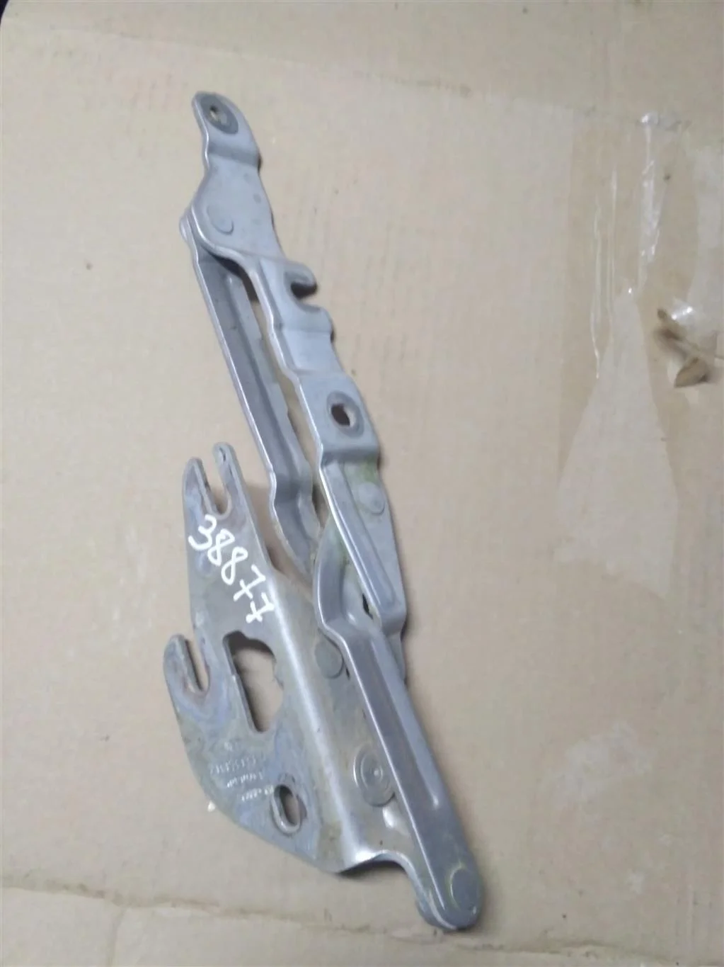 Петля крышки багажника левая 4B5827301F  2.8 Бенз