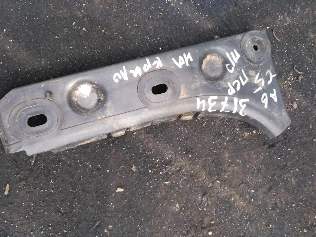 Направляющая переднего бампера правая 4B0807284B