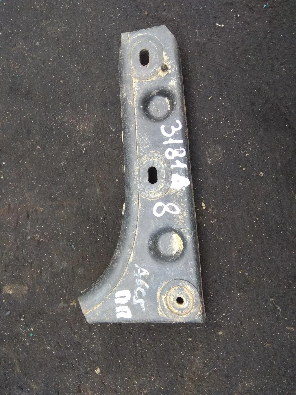 Направляющая переднего бампера правая 4B0807284B