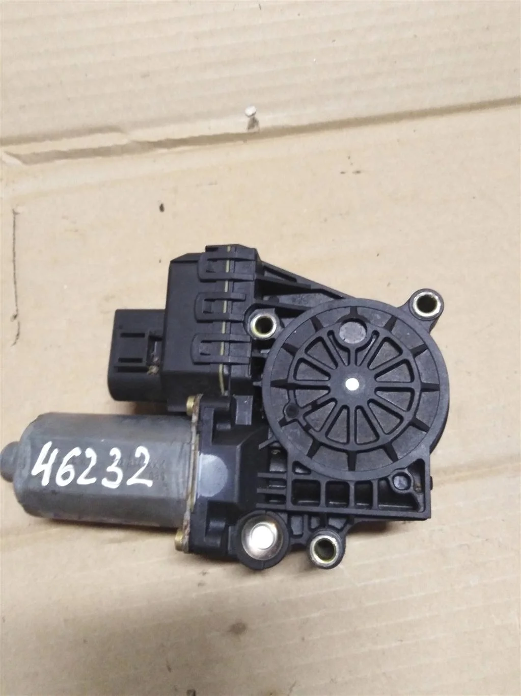 Моторчик стеклоподъемника задний левый 0130821774